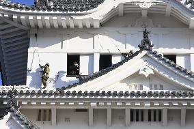Year-end cleaning at Himeji Castle