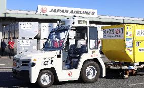Self-driving cargo tug testing begins at Haneda airport