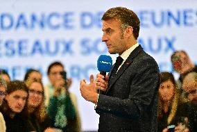 Macron Discusses Democracy Challenges With Readers - Marseille