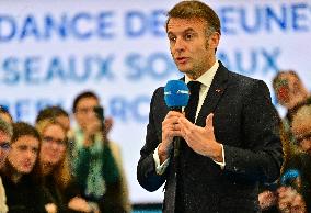 Macron Discusses Democracy Challenges With Readers - Marseille