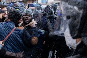 Mossos Prepare to Evict Settlement - Barcelona