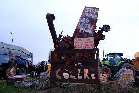 Farmers Block the A61 Motorway - Castelnaudary