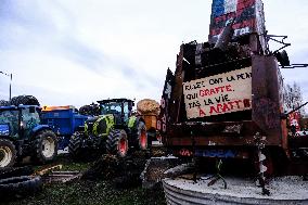 Farmers Block the A61 Motorway - Castelnaudary
