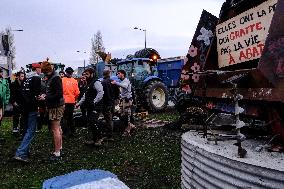 Farmers Block the A61 Motorway - Castelnaudary
