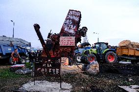 Farmers Block the A61 Motorway - Castelnaudary
