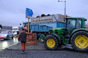 Farmers Block the A61 Motorway - Castelnaudary