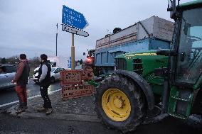 Farmers Block the A61 Motorway - Castelnaudary