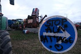 Farmers Block the A61 Motorway - Castelnaudary
