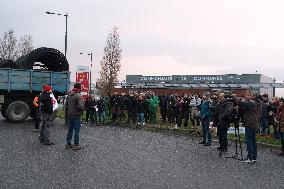 Farmers Block the A61 Motorway - Castelnaudary