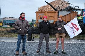 Farmers Block the A61 Motorway - Castelnaudary