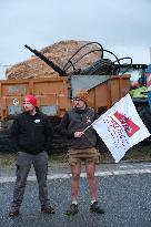 Farmers Block the A61 Motorway - Castelnaudary