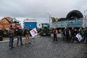 Farmers Block the A61 Motorway - Castelnaudary