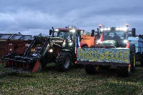 Farmers Block the A61 Motorway - Castelnaudary