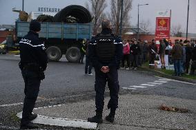 Farmers Block the A61 Motorway - Castelnaudary