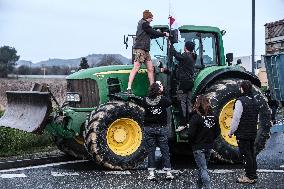 Farmers Block the A61 Motorway - Castelnaudary