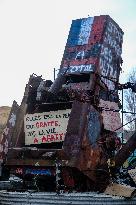 Farmers Block the A61 Motorway - Castelnaudary