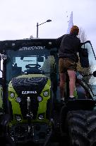Farmers Block the A61 Motorway - Castelnaudary