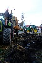 Farmers Block the A61 Motorway - Castelnaudary