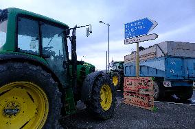 Farmers Block the A61 Motorway - Castelnaudary