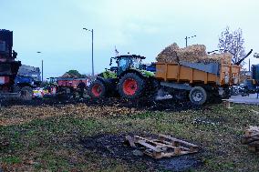 Farmers Block the A61 Motorway - Castelnaudary