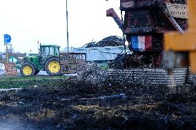 Farmers Block the A61 Motorway - Castelnaudary