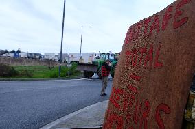 Farmers Block the A61 Motorway - Castelnaudary