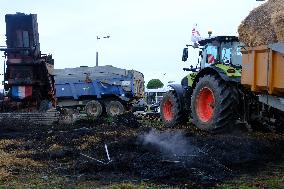 Farmers Block the A61 Motorway - Castelnaudary