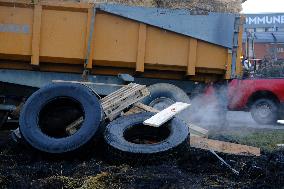 Farmers Block the A61 Motorway - Castelnaudary