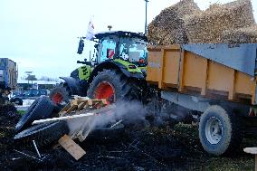 Farmers Block the A61 Motorway - Castelnaudary