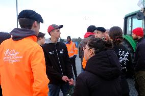 Farmers Block the A61 Motorway - Castelnaudary