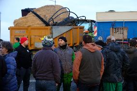 Farmers Block the A61 Motorway - Castelnaudary
