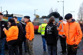 Farmers Block the A61 Motorway - Castelnaudary
