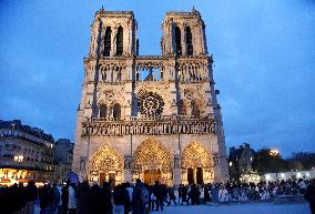 Christmas Market At Notre Dame de Paris - Paris