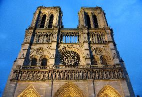 Christmas Market At Notre Dame de Paris - Paris