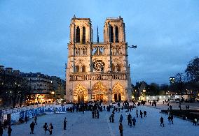 Christmas Market At Notre Dame de Paris - Paris