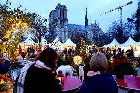 Christmas Market At Notre Dame de Paris - Paris