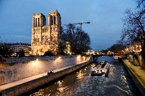 Christmas Market At Notre Dame de Paris - Paris