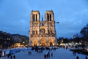 Christmas Market At Notre Dame de Paris - Paris