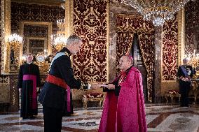 The King receives the Letters of Credence of the new ambassadors