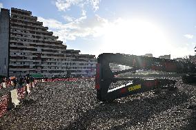 Demolition of the Vela Rossa begins in Scampia - Naples