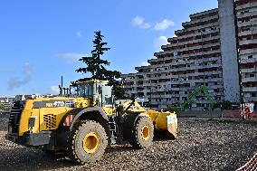 Demolition of the Vela Rossa begins in Scampia - Naples