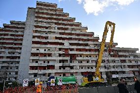 Demolition of the Vela Rossa begins in Scampia - Naples