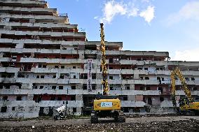 Demolition of the Vela Rossa begins in Scampia - Naples