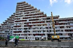 Demolition of the Vela Rossa begins in Scampia - Naples