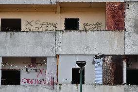 Demolition of the Vela Rossa begins in Scampia - Naples
