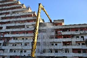 Demolition of the Vela Rossa begins in Scampia - Naples