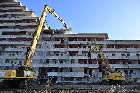 Demolition of the Vela Rossa begins in Scampia - Naples