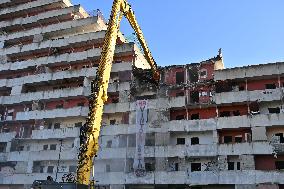 Demolition of the Vela Rossa begins in Scampia - Naples