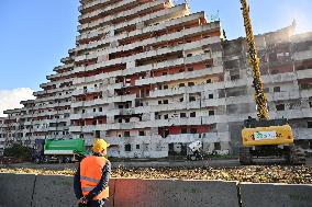 Demolition of the Vela Rossa begins in Scampia - Naples