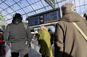 Illustration of the Gare de Lyon during the Christmas holiday departures - Paris AJ